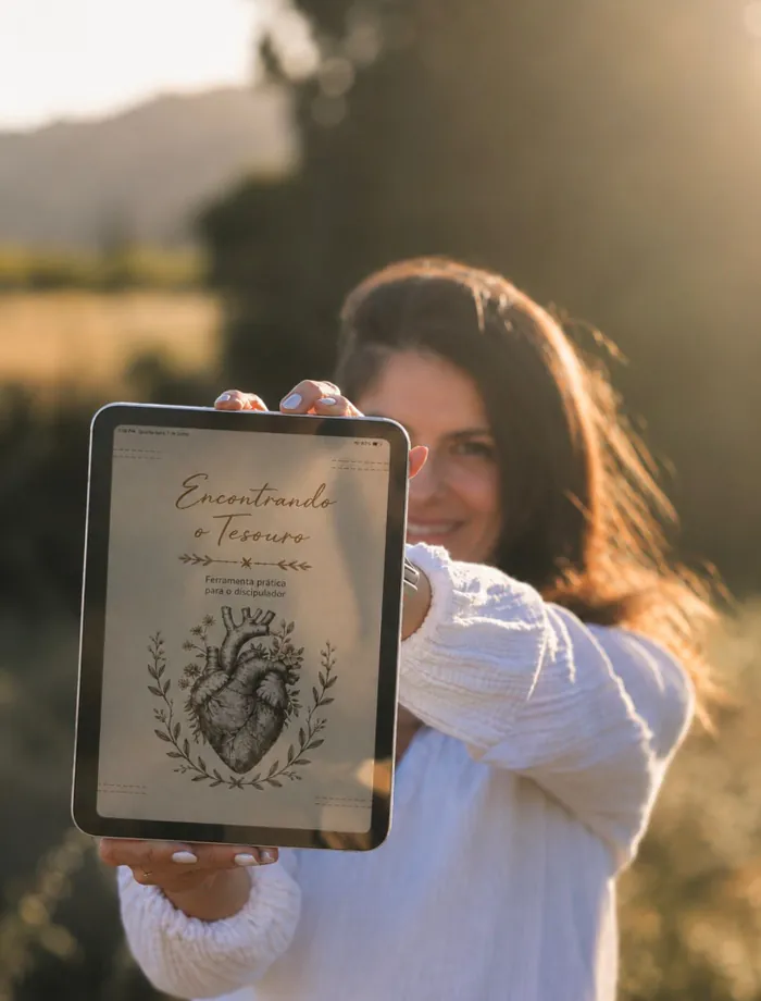 Mulher sorrindo segurando o iPad com a capa do caderno, ao ar livre