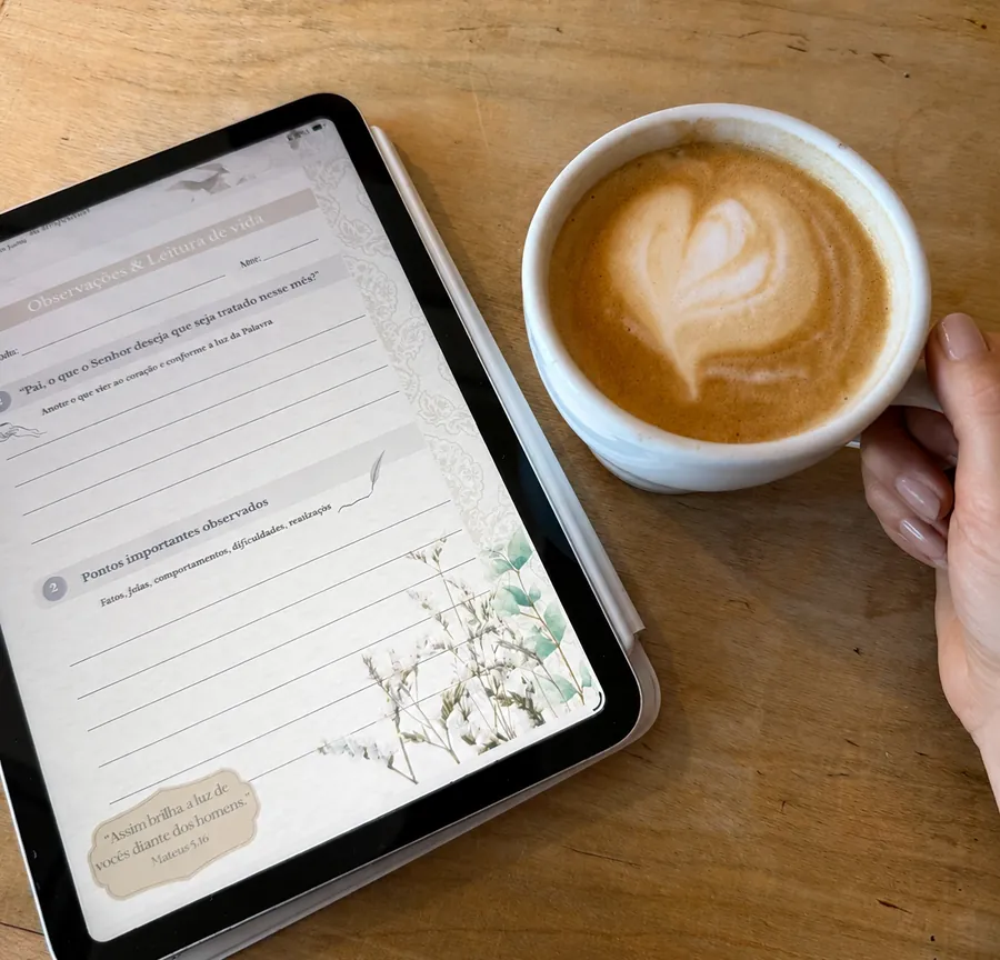 Mulher usando o caderno digital no iPad com uma xícara de café