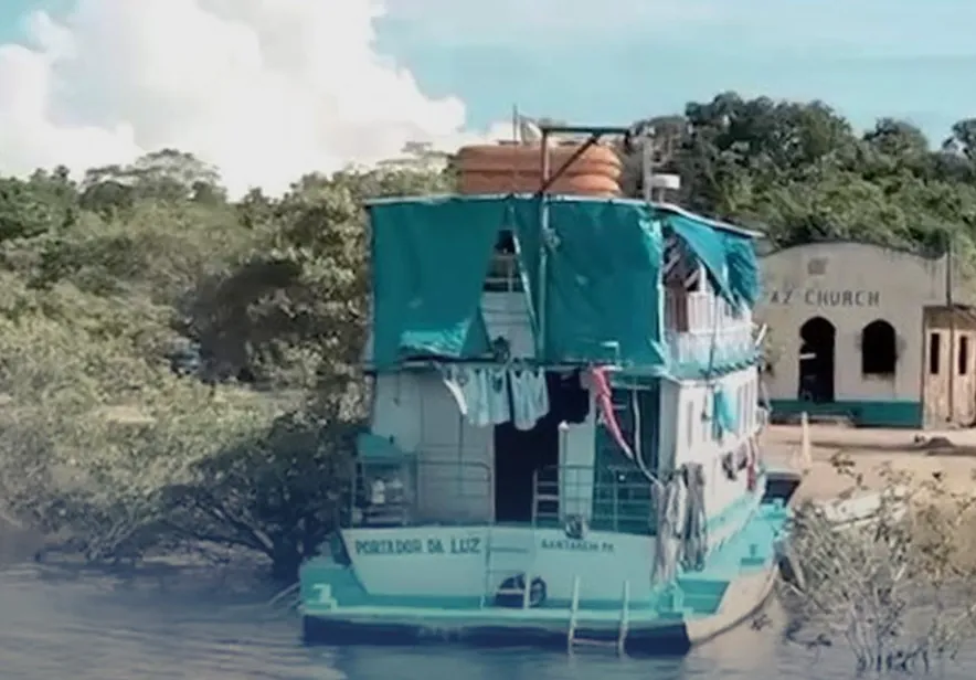 Barco missionário Portador da Luz atracado à margem do rio