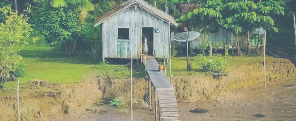 Casa de palafita em comunidade ribeirinha da Amazônia
