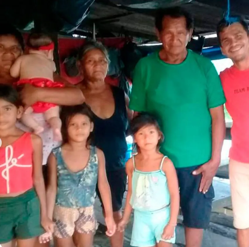 Família reunida com a equipe missionária em comunidade da Amazônia